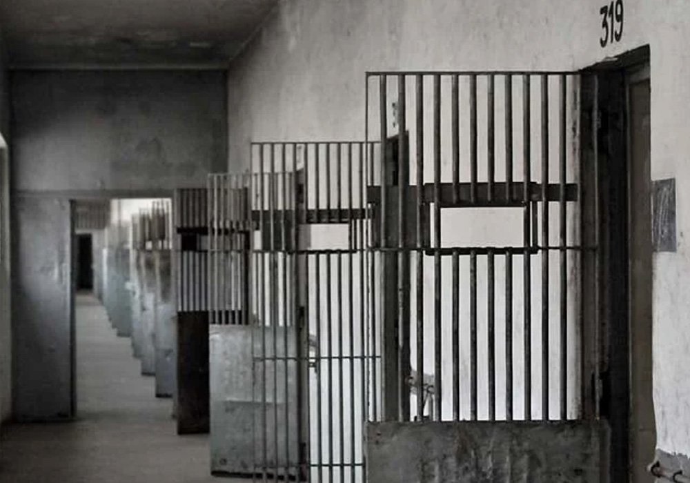 “APRISIONADO EM UMA CADEIA COM AS CELAS ABERTAS”